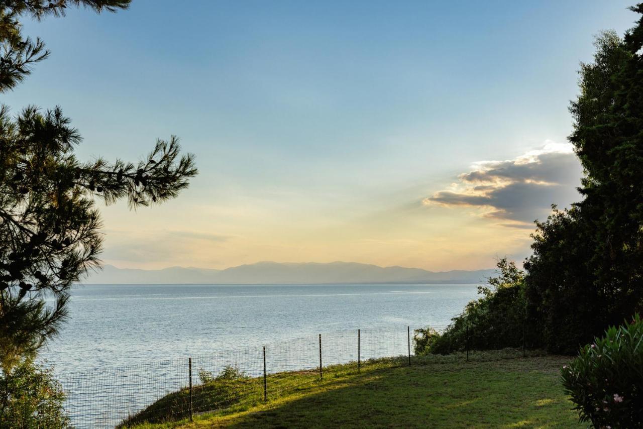 Luna Villa Private Beach Неа-Іраклія Екстер'єр фото