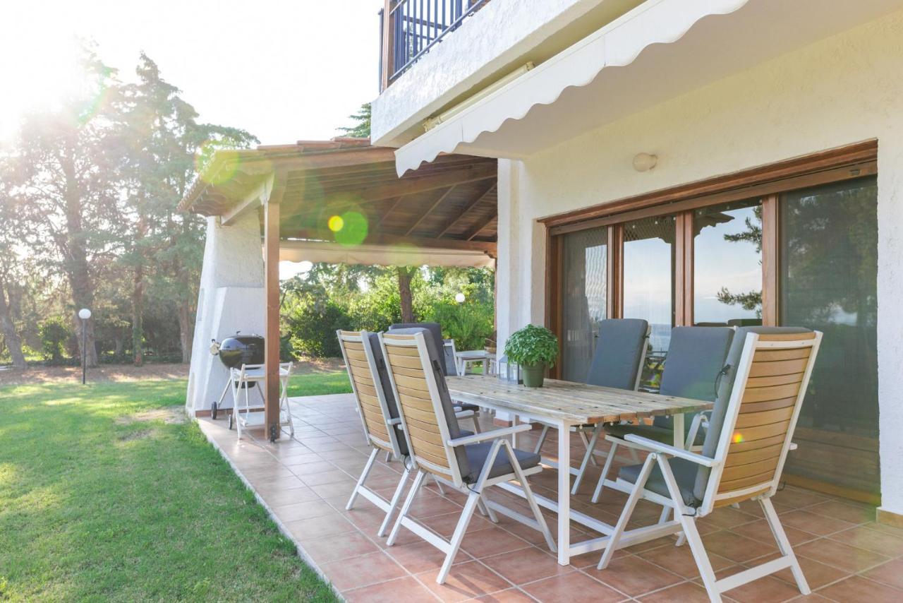 Luna Villa Private Beach Неа-Іраклія Екстер'єр фото